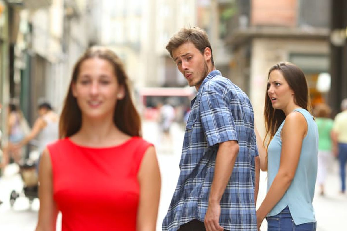 Novio Distraído
