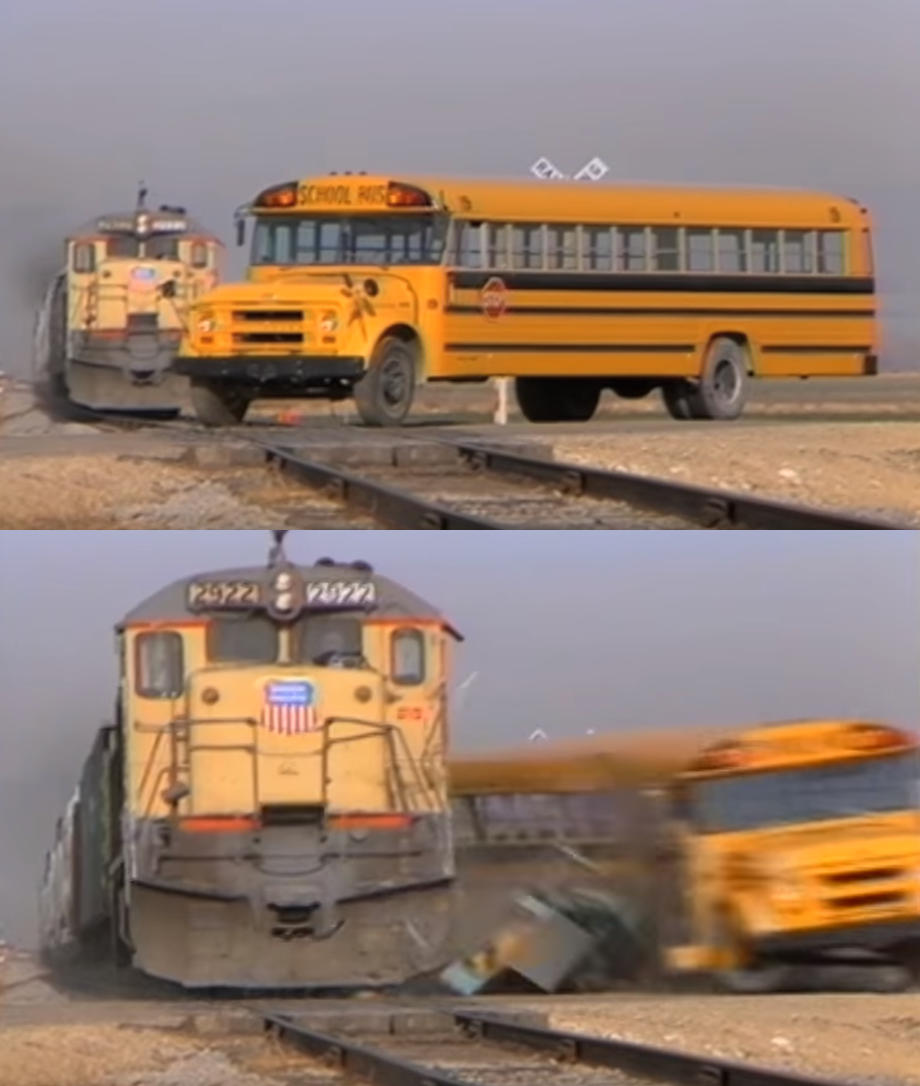 Tren golpeando autobús escolar