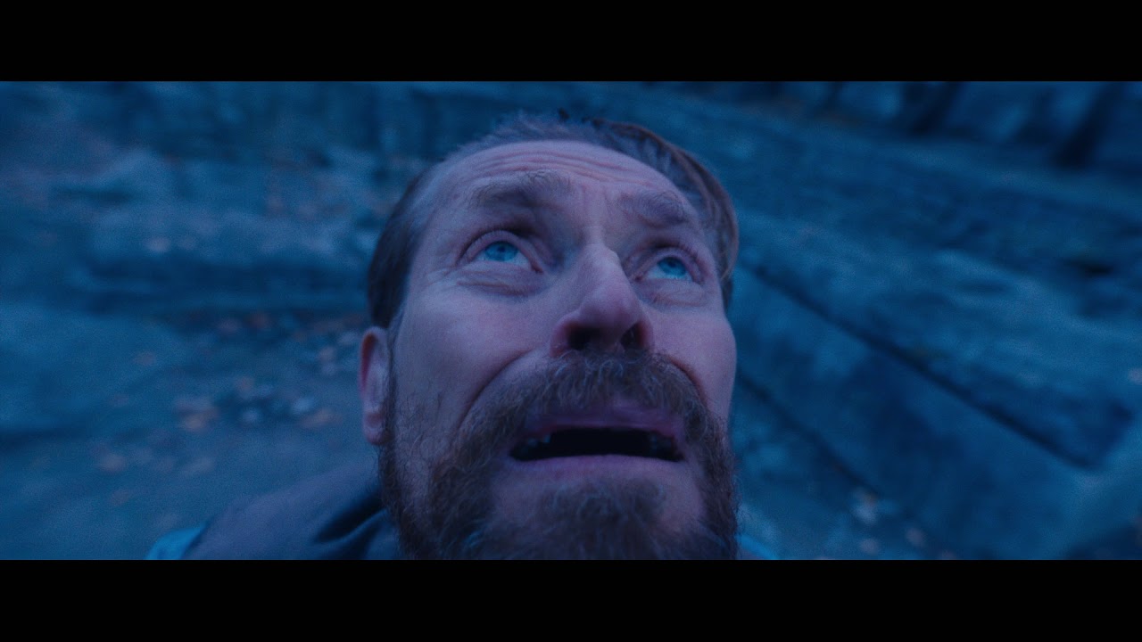 Willem Dafoe mirando arriba