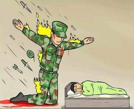 Soldado protegiendo niño dormido